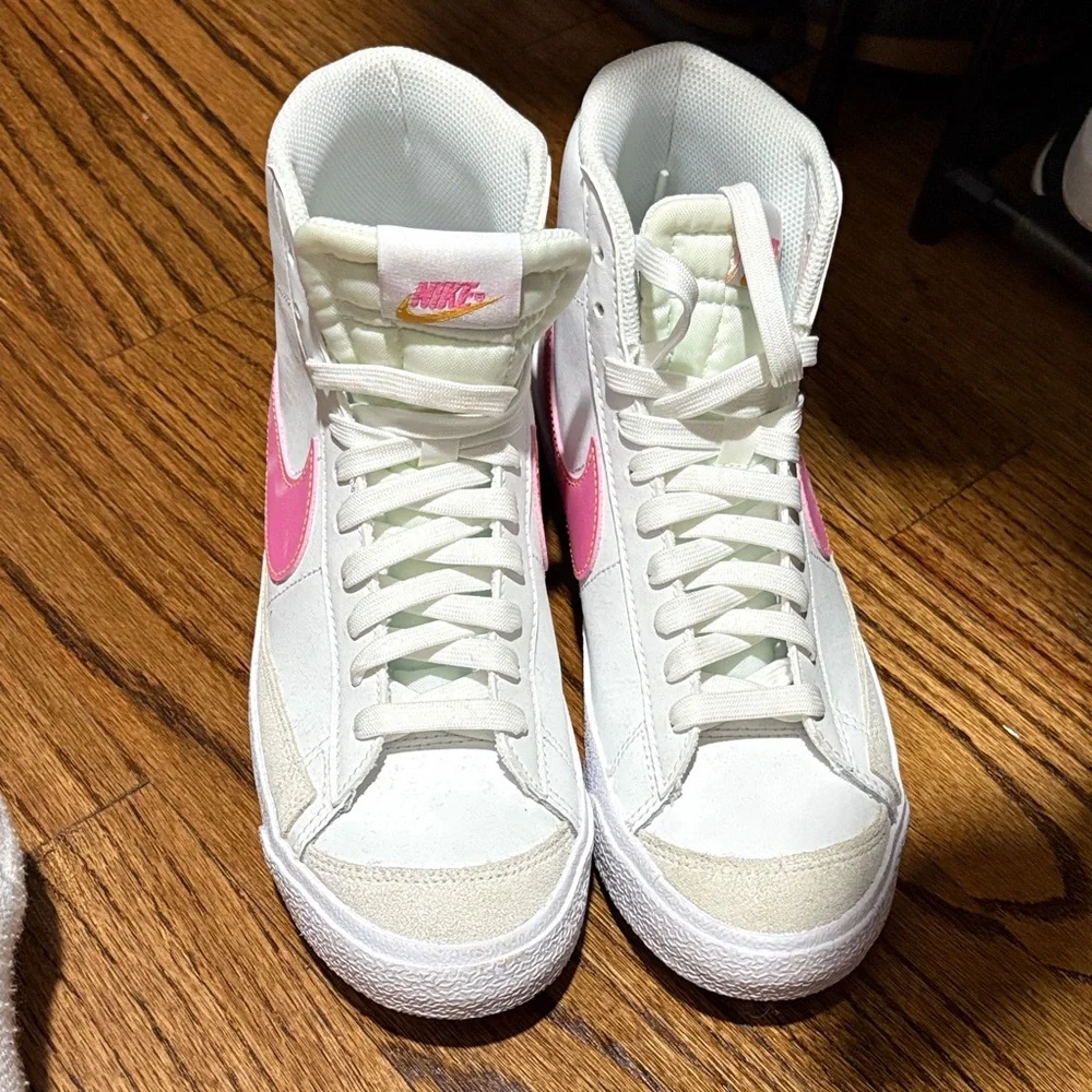 Nike girls White and Pink High-Top Sneakers - Picture 1 of 4